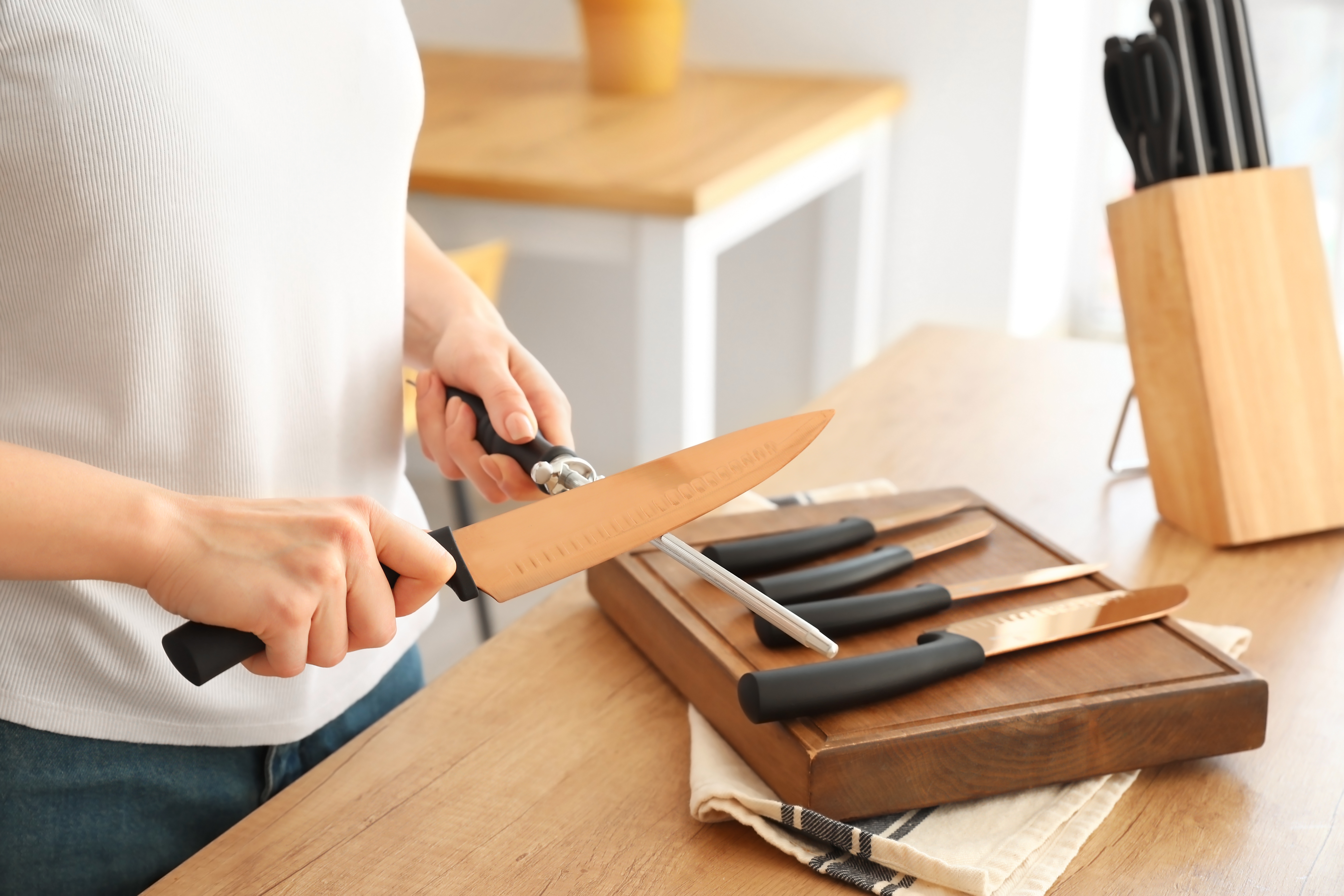 Kitchen Knife Buyers Guide: How To Choose The Best Knife Set For You 
